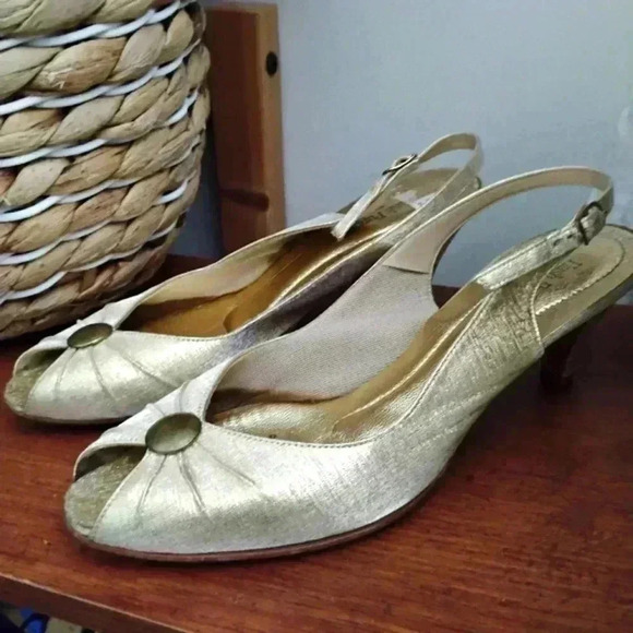 VINTAGE HUSH PUPPIES Gold Peep Toe Kitten Heel Elegant Shoes Size 6.5 7 estimate - Picture 1 of 5